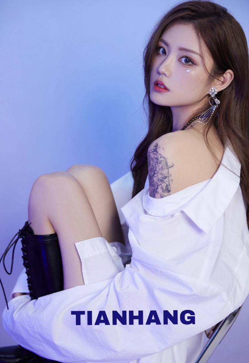 青春靓丽金发女郎香肩美腿图片