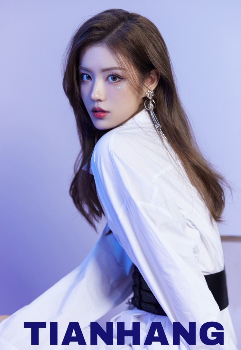 青春靓丽金发女郎香肩美腿图片