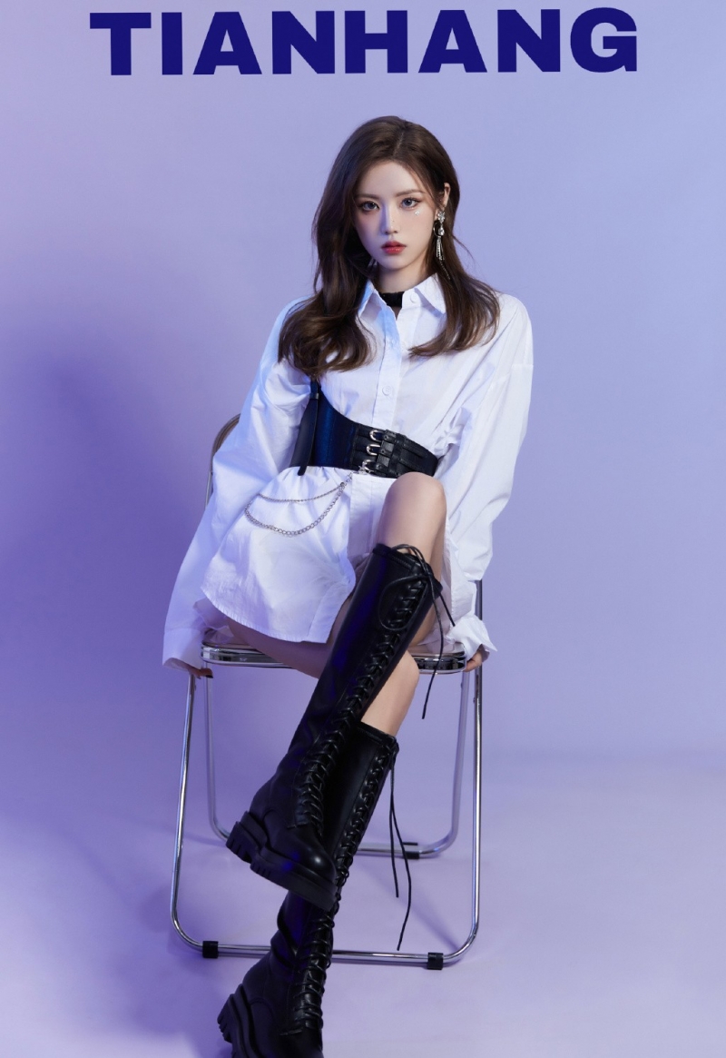 青春靓丽金发女郎香肩美腿图片