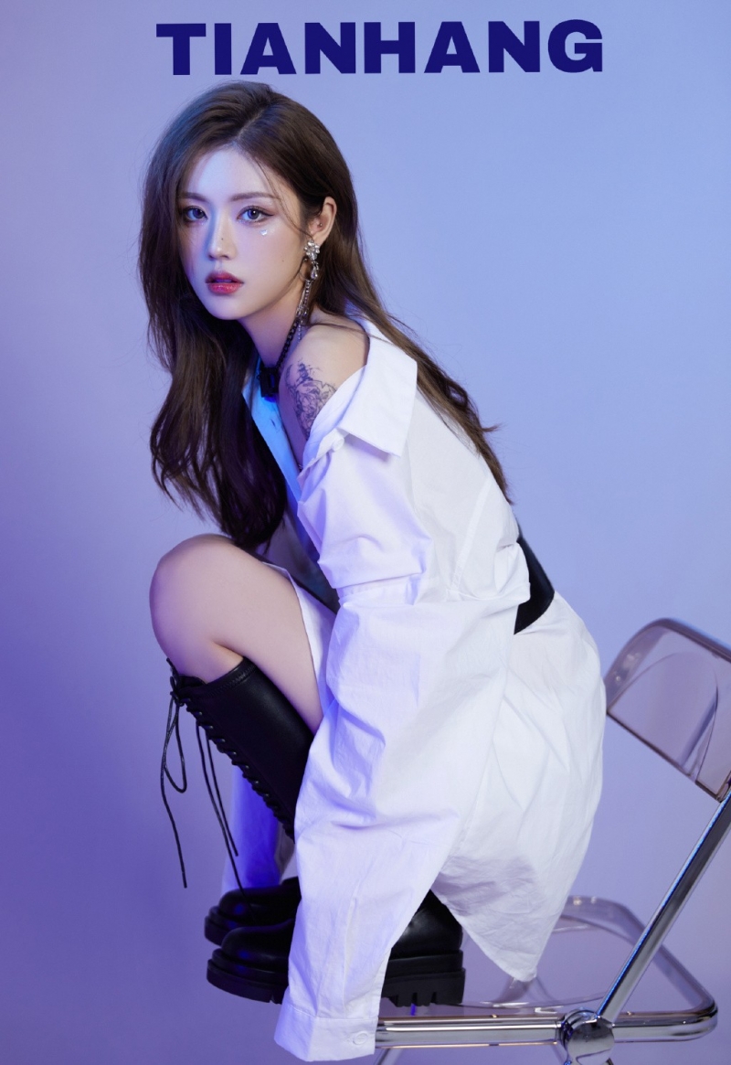 青春靓丽金发女郎香肩美腿图片