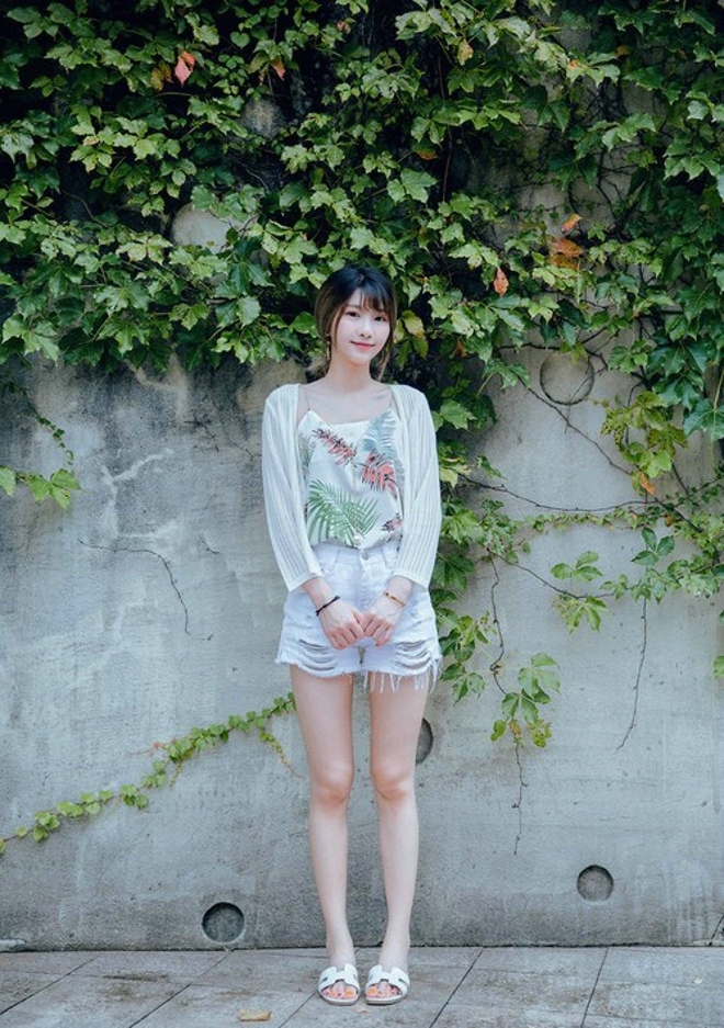 高挑美女牛仔热裤修长美腿图片