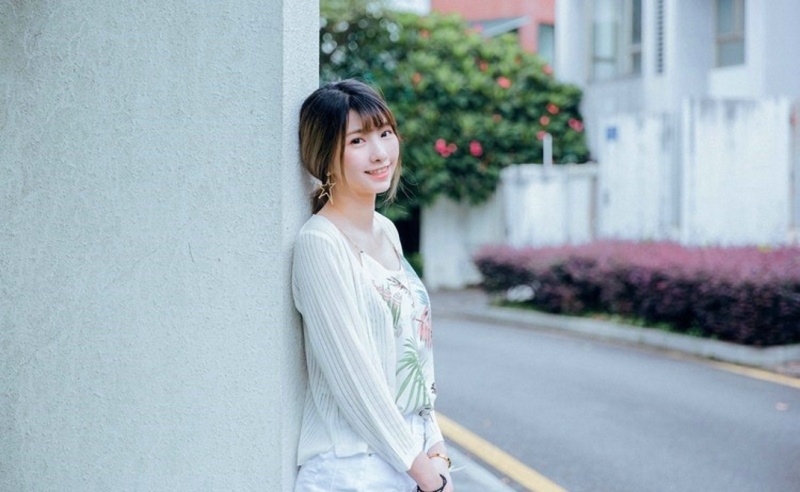 高挑美女牛仔热裤修长美腿图片