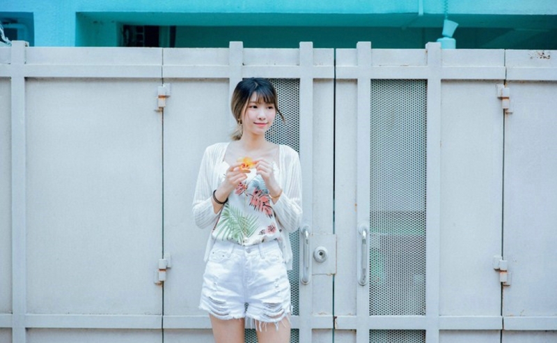 高挑美女牛仔热裤修长美腿图片