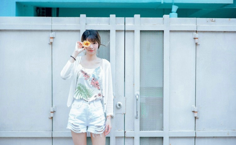 高挑美女牛仔热裤修长美腿图片