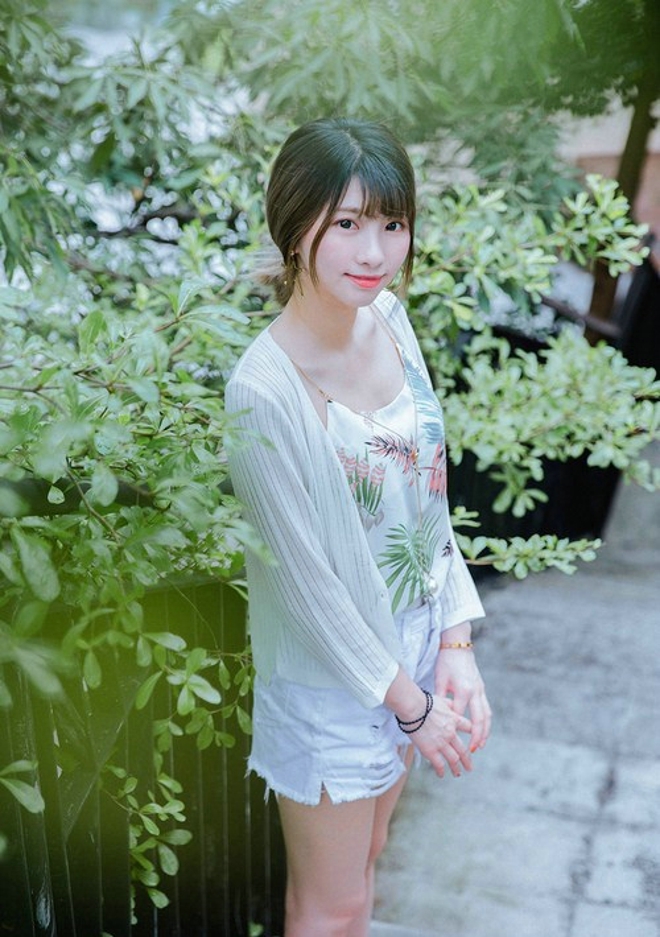 高挑美女牛仔热裤修长美腿图片