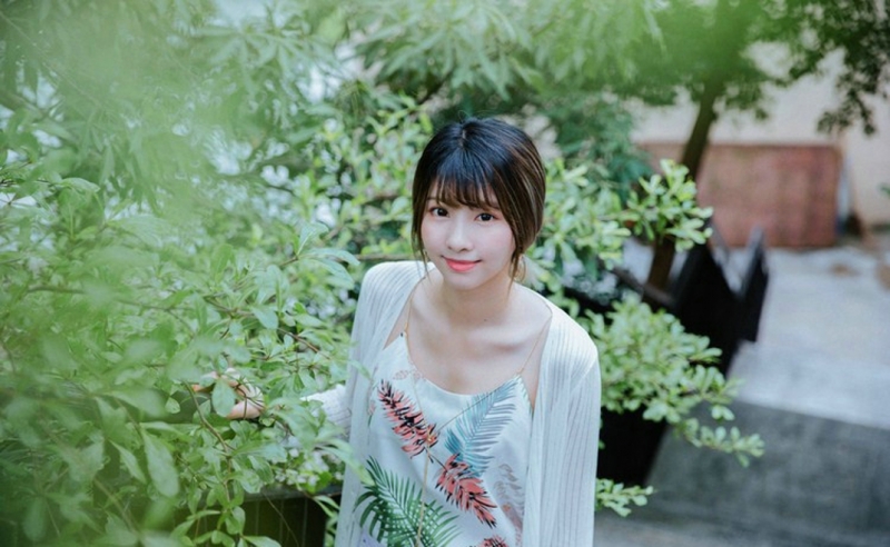 高挑美女牛仔热裤修长美腿图片