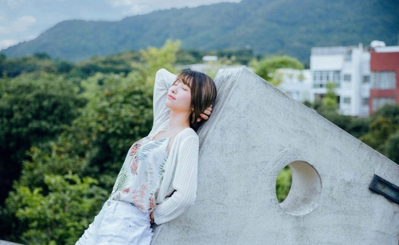 高挑美女牛仔热裤修长美腿图片