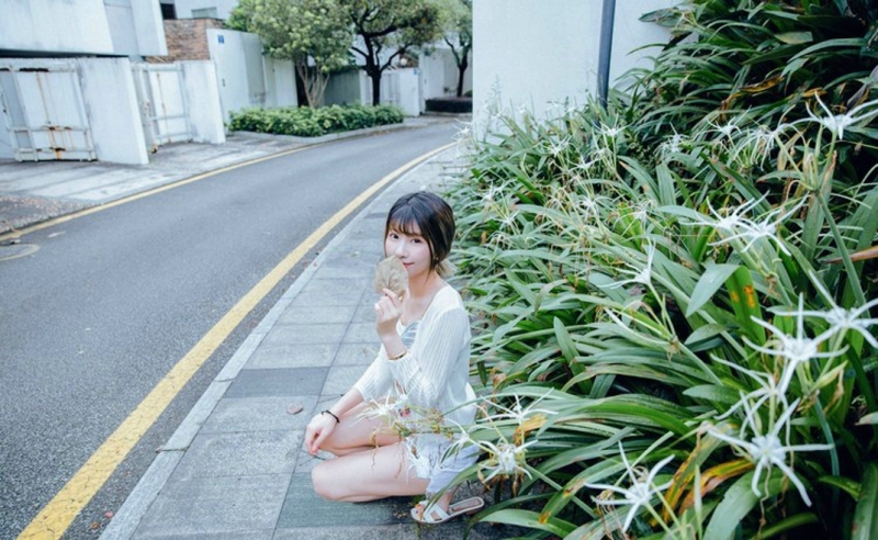 高挑美女牛仔热裤修长美腿图片