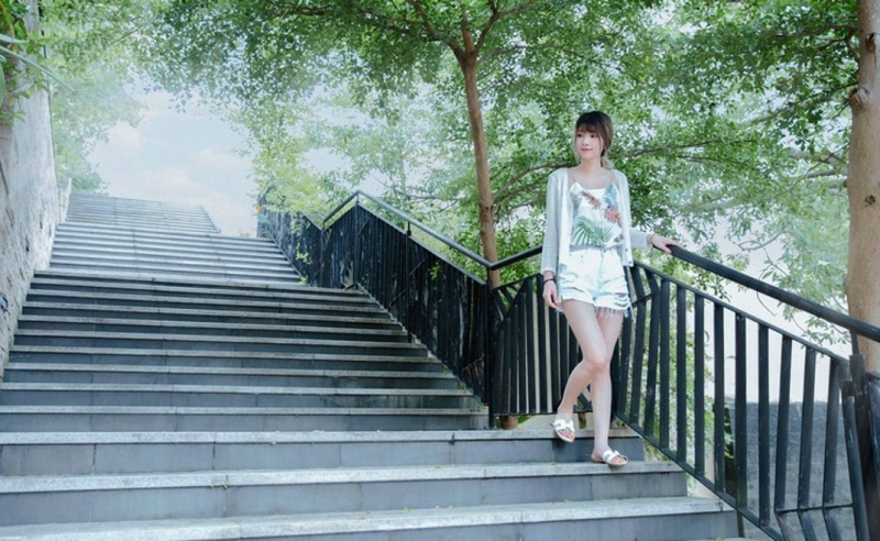 高挑美女牛仔热裤修长美腿图片