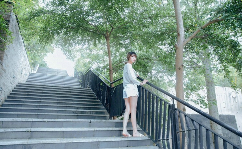 高挑美女牛仔热裤修长美腿图片