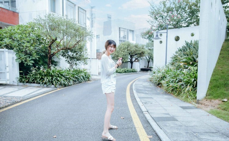 高挑美女牛仔热裤修长美腿图片