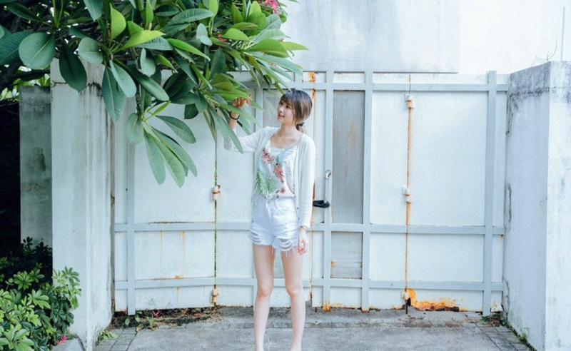 高挑美女牛仔热裤修长美腿图片