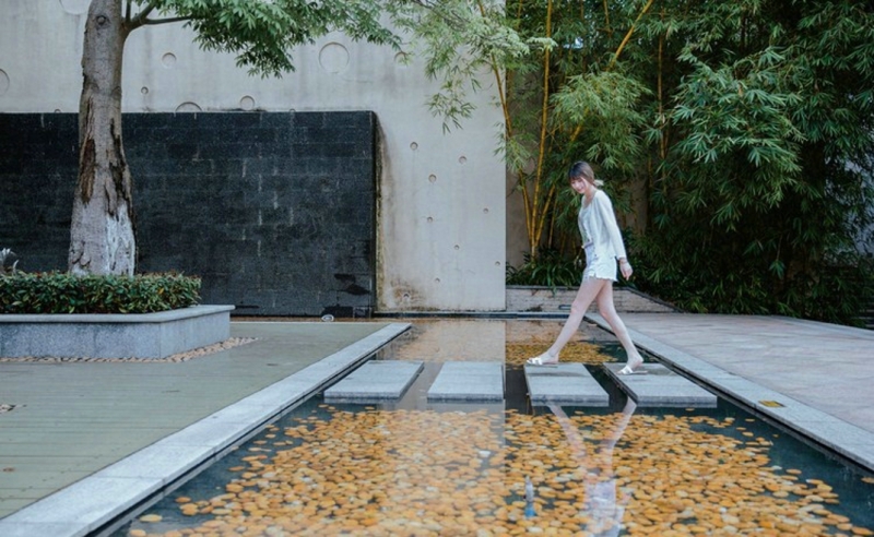 高挑美女牛仔热裤修长美腿图片