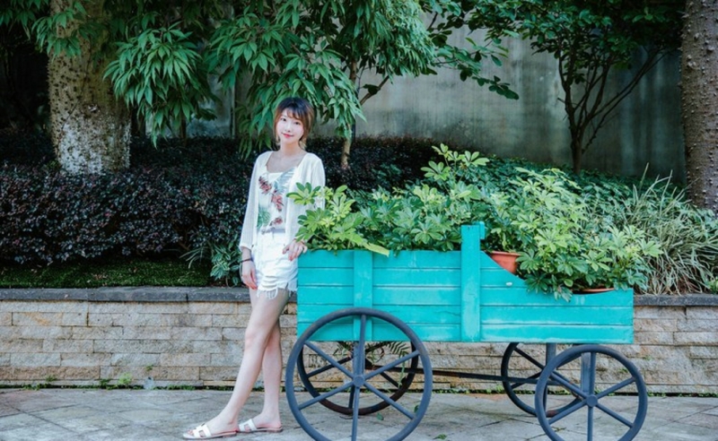 高挑美女牛仔热裤修长美腿图片