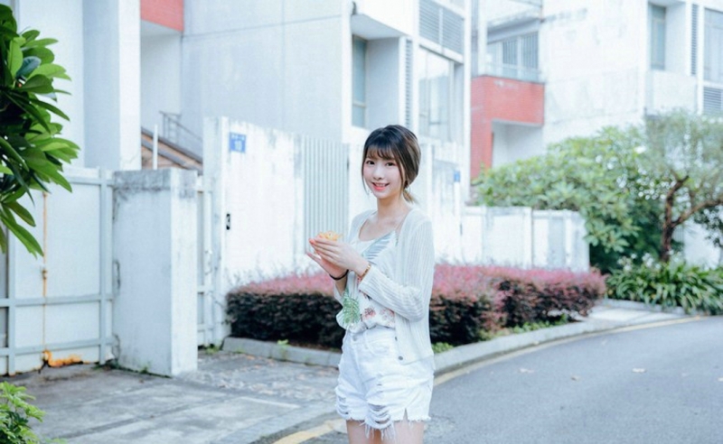 高挑美女牛仔热裤修长美腿图片