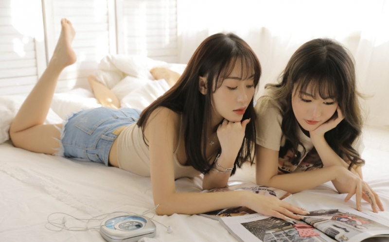 大长腿美女姐妹花床上慵懒美图