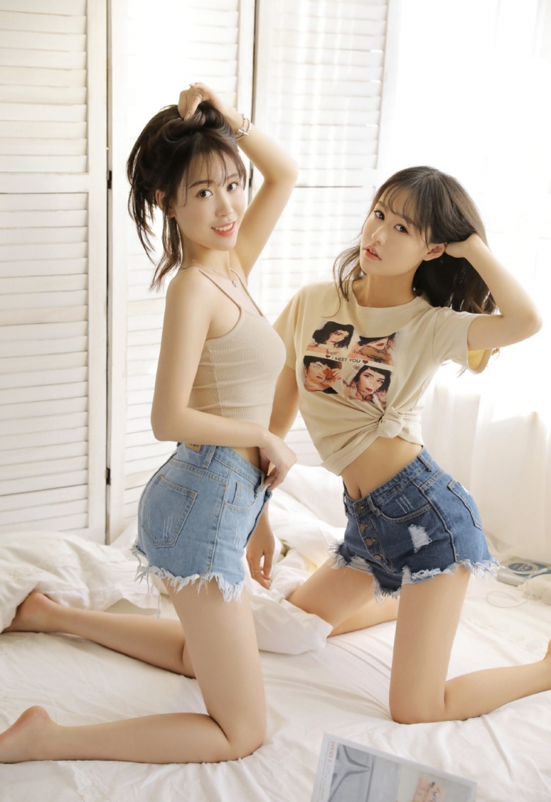 大长腿美女姐妹花床上慵懒美图