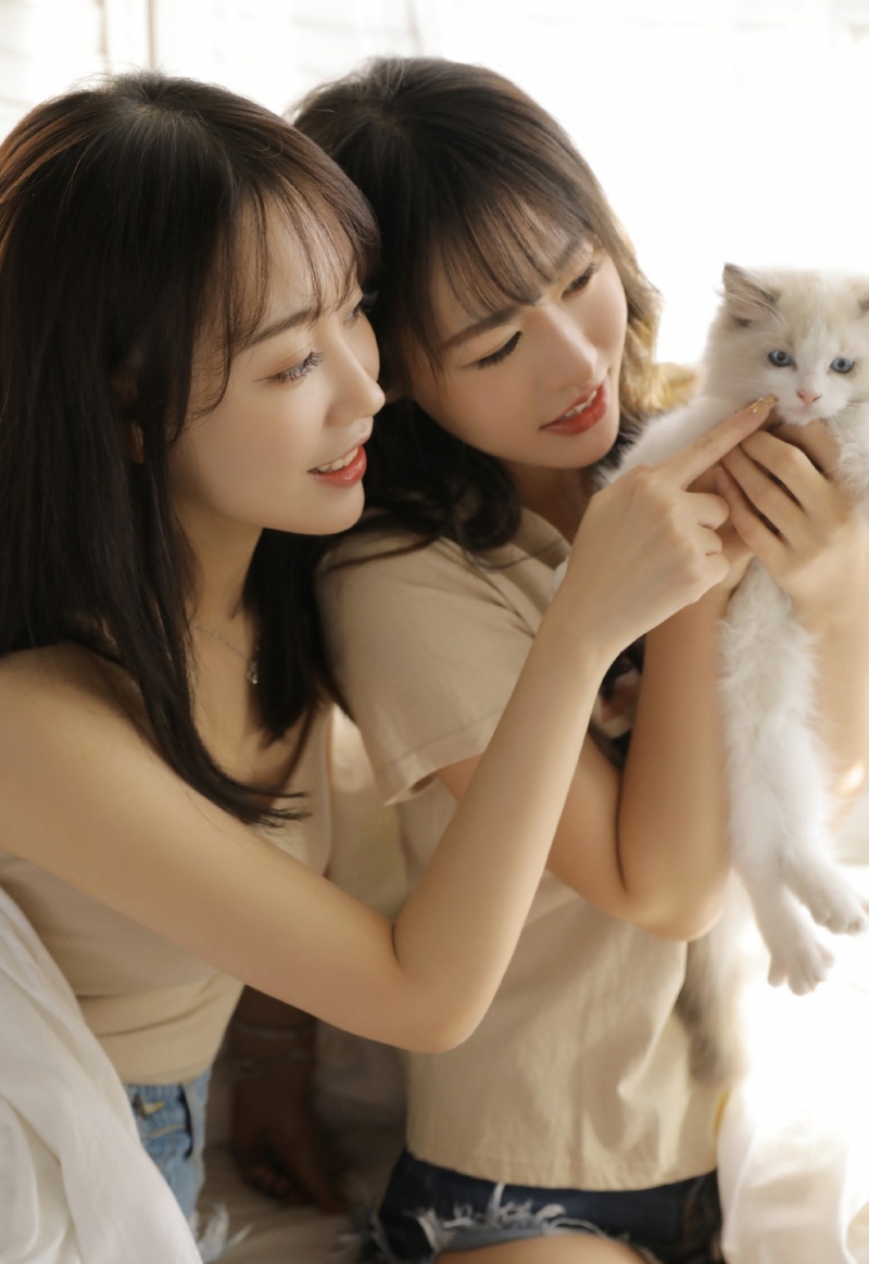 大长腿美女姐妹花床上慵懒美图