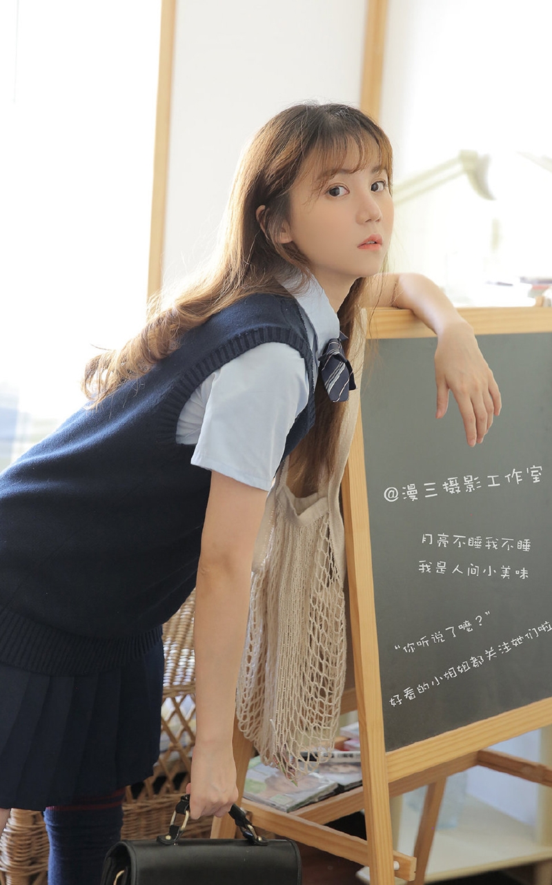 青春靓丽美女校花学生制服图片