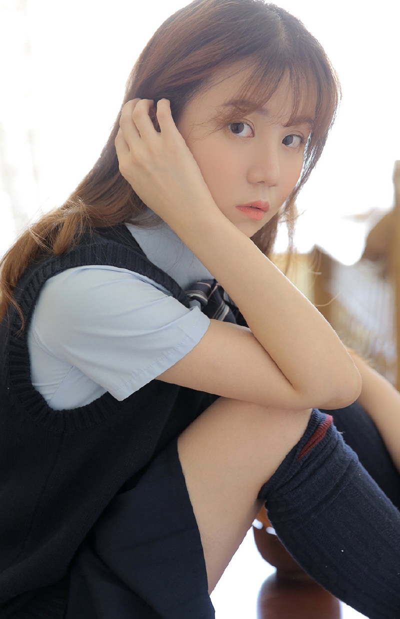 青春靓丽美女校花学生制服图片