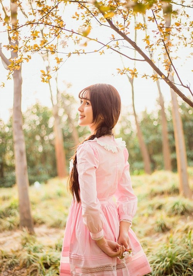 麻花辫小姐姐漂亮脸蛋精选图片