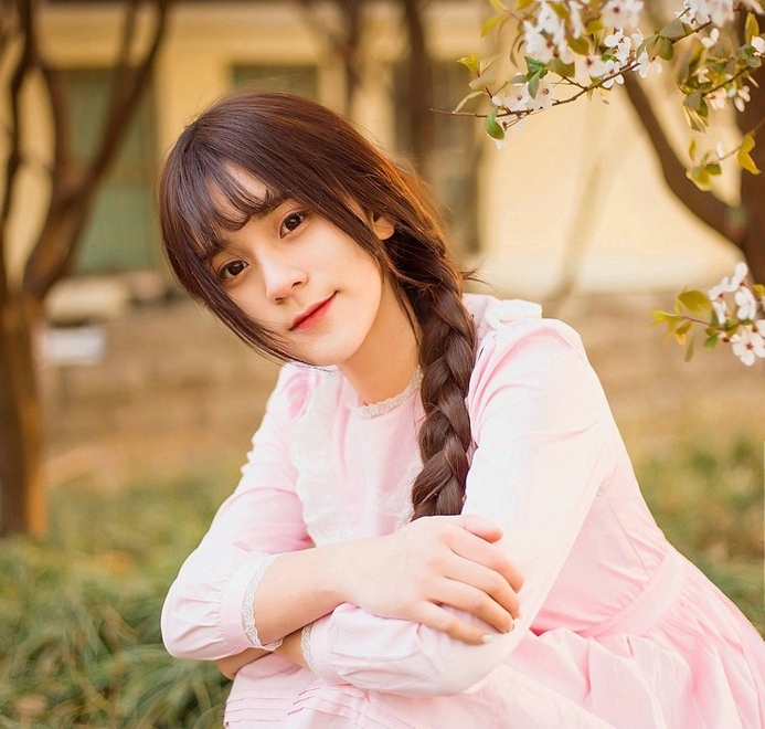 麻花辫小姐姐漂亮脸蛋精选图片