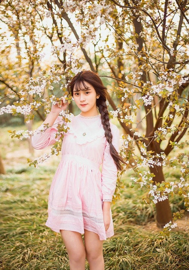 麻花辫小姐姐漂亮脸蛋精选图片