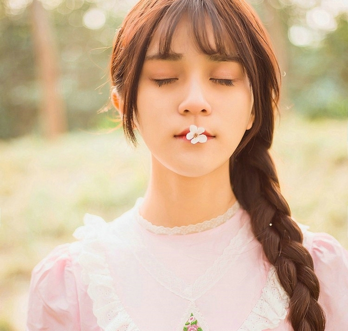 麻花辫小姐姐漂亮脸蛋精选图片