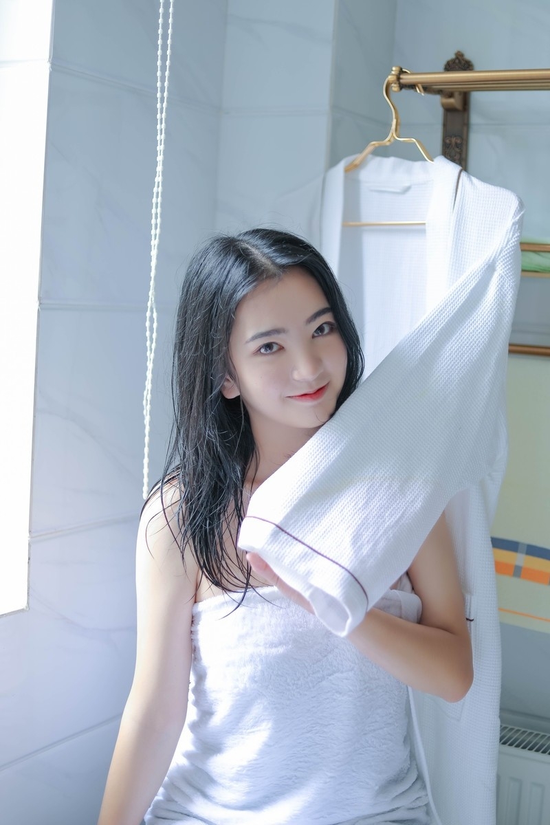 浴室美女苗条身材白嫩肌肤写真