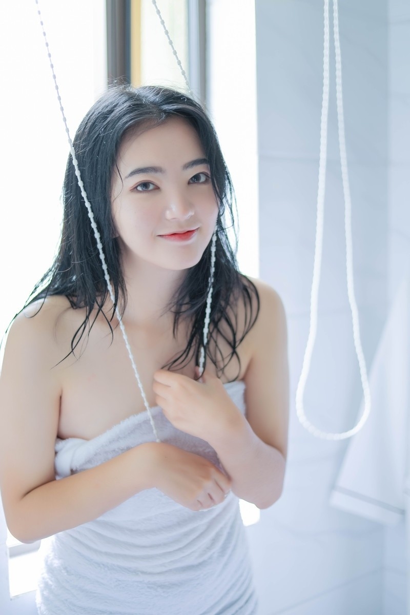 浴室美女苗条身材白嫩肌肤写真