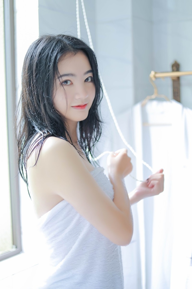 浴室美女苗条身材白嫩肌肤写真