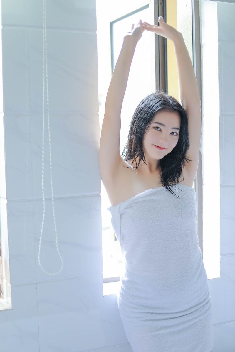 浴室美女苗条身材白嫩肌肤写真