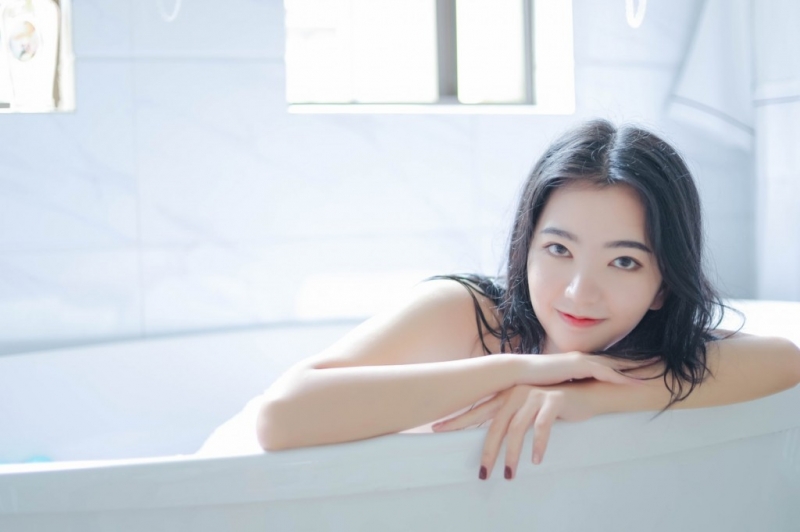 浴室美女苗条身材白嫩肌肤写真