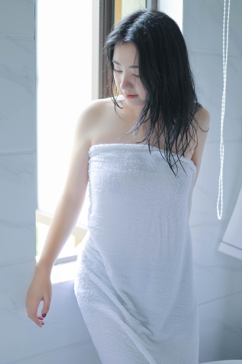浴室美女苗条身材白嫩肌肤写真