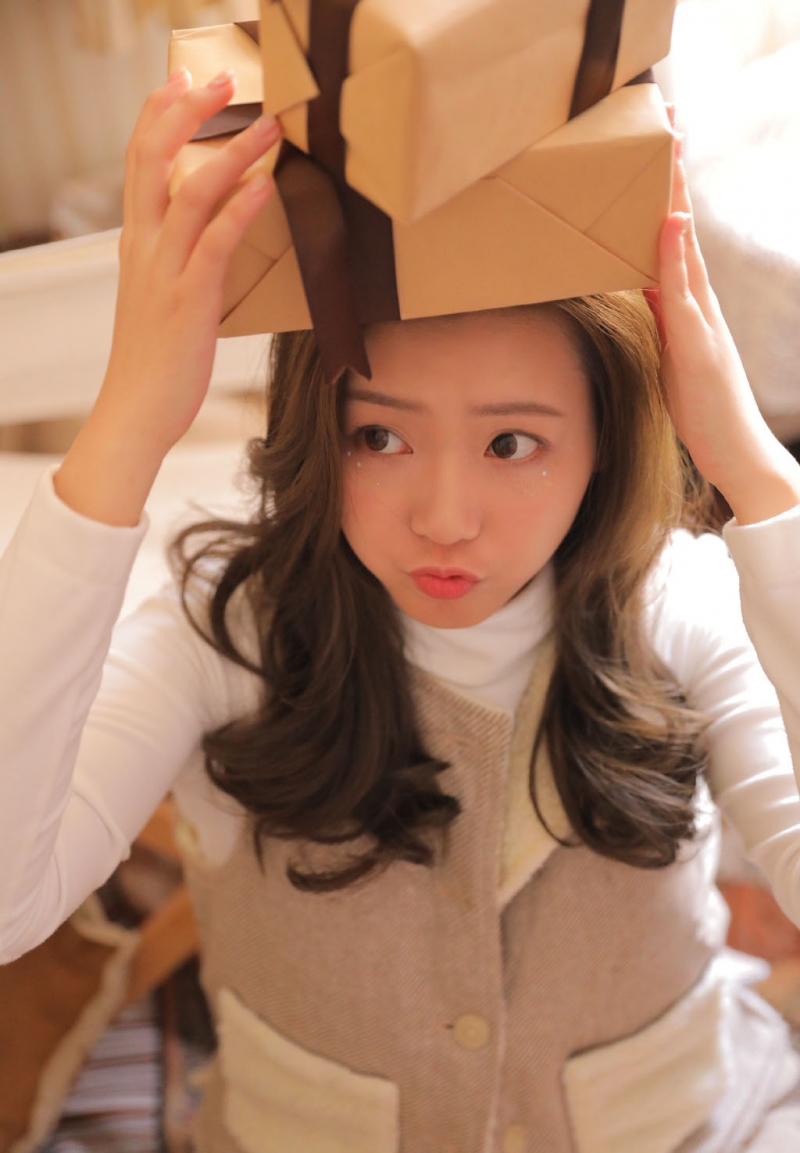 卷发美女嘟嘴卖萌调皮搞怪写真