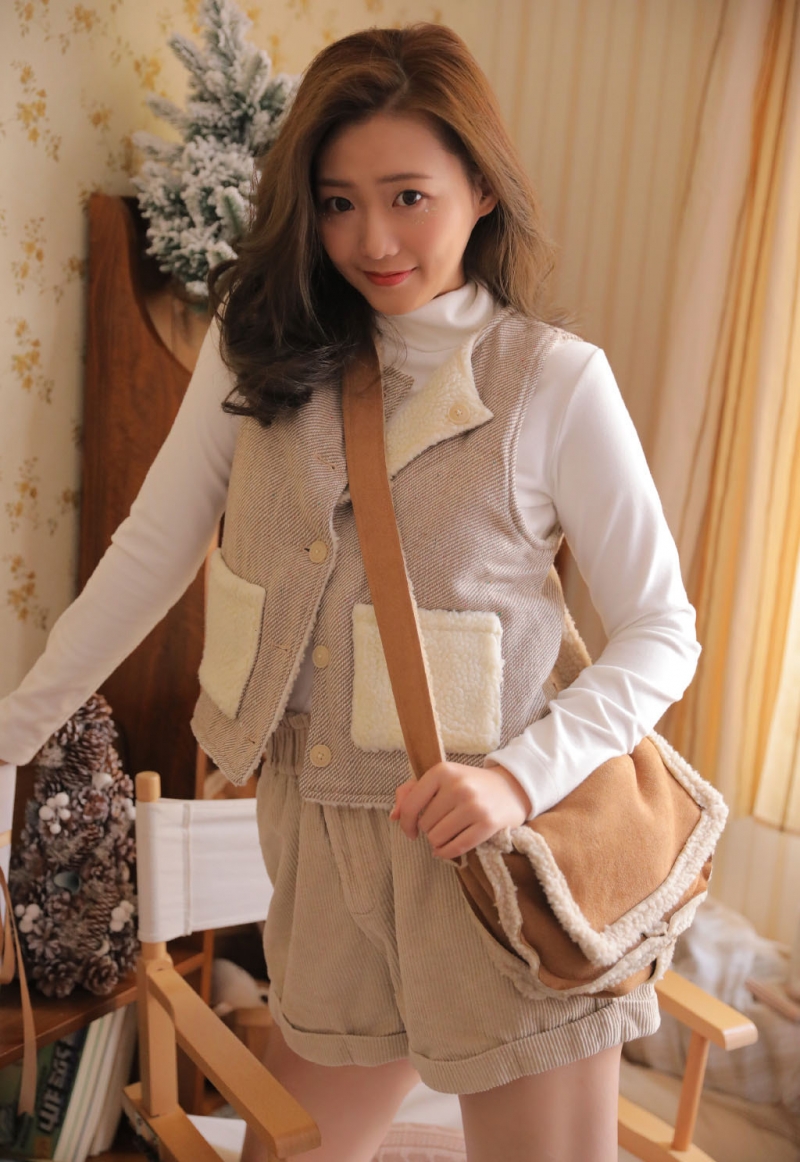 卷发美女嘟嘴卖萌调皮搞怪写真