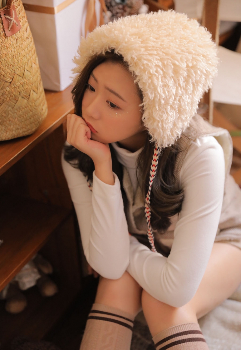 卷发美女嘟嘴卖萌调皮搞怪写真