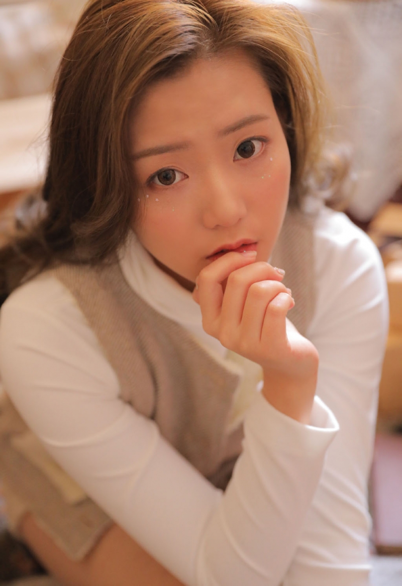 卷发美女嘟嘴卖萌调皮搞怪写真