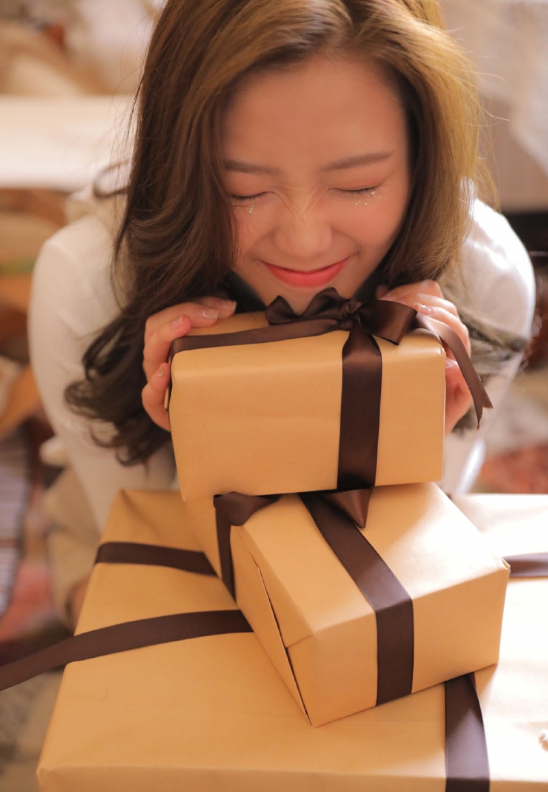 卷发美女嘟嘴卖萌调皮搞怪写真