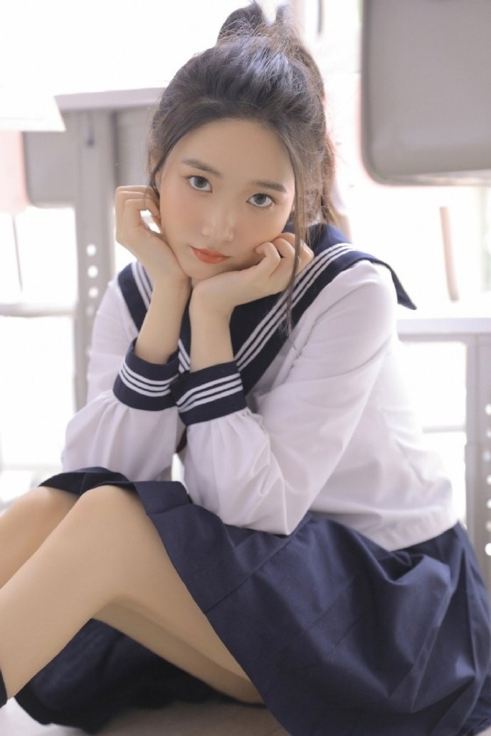 高马尾学生妹日系制服教室写真