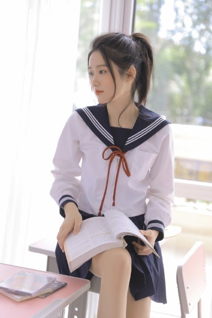 高马尾学生妹日系制服教室写真