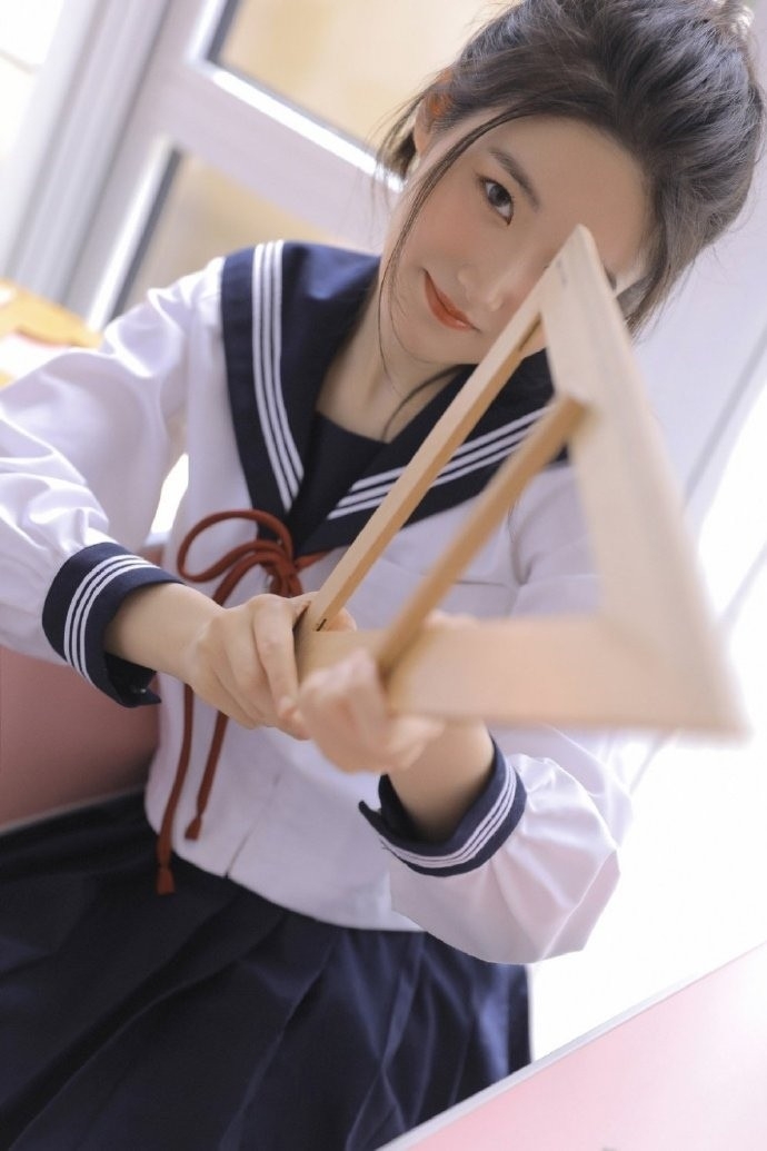 高马尾学生妹日系制服教室写真