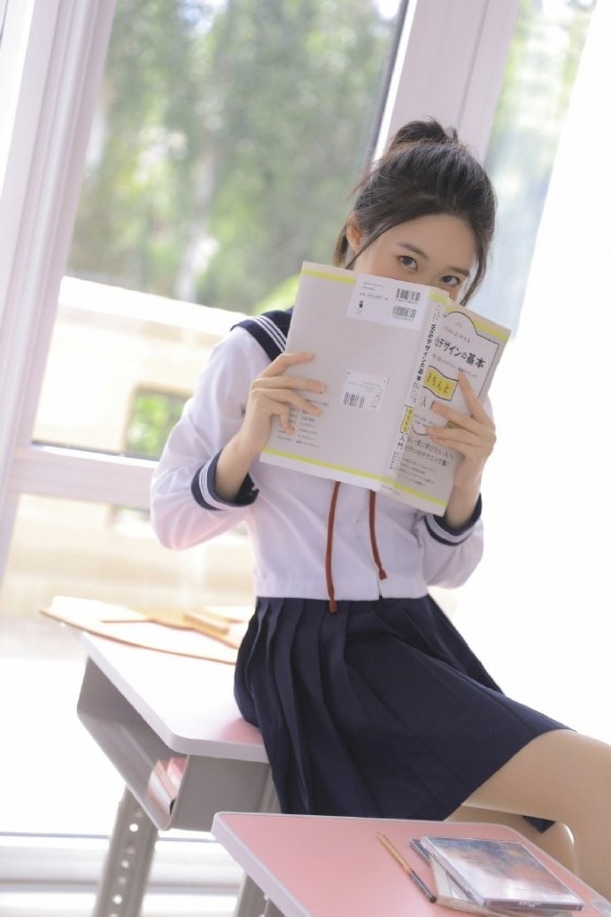 高马尾学生妹日系制服教室写真