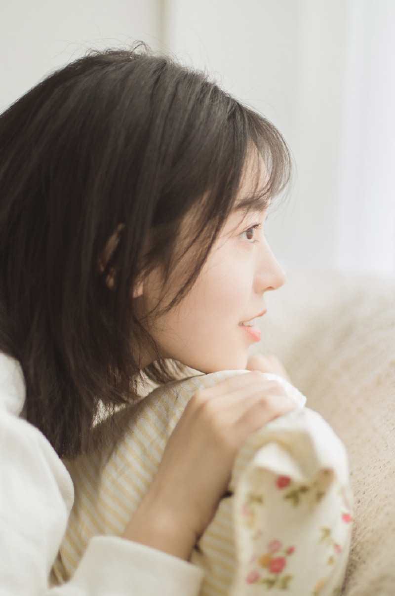 清纯美女齐肩短发清新可人图片