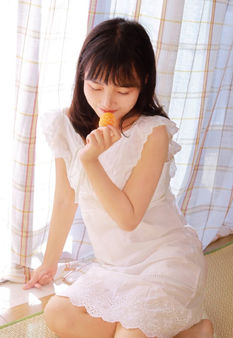 白裙美女齐肩短发清新脱俗写真