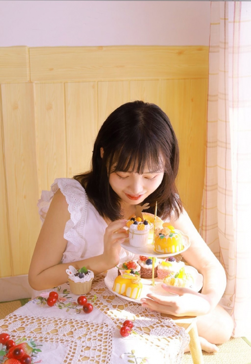 白裙美女齐肩短发清新脱俗写真