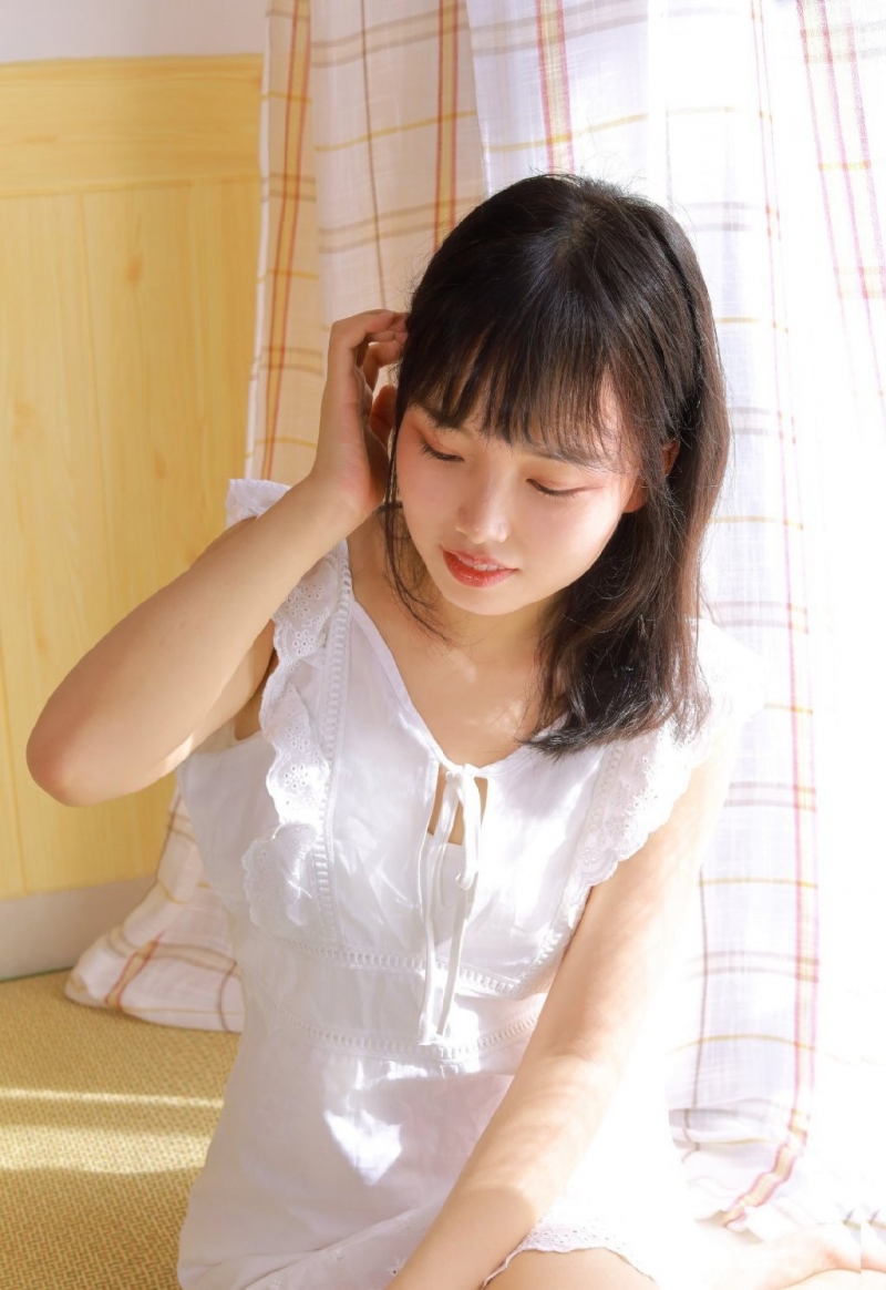 白裙美女齐肩短发清新脱俗写真