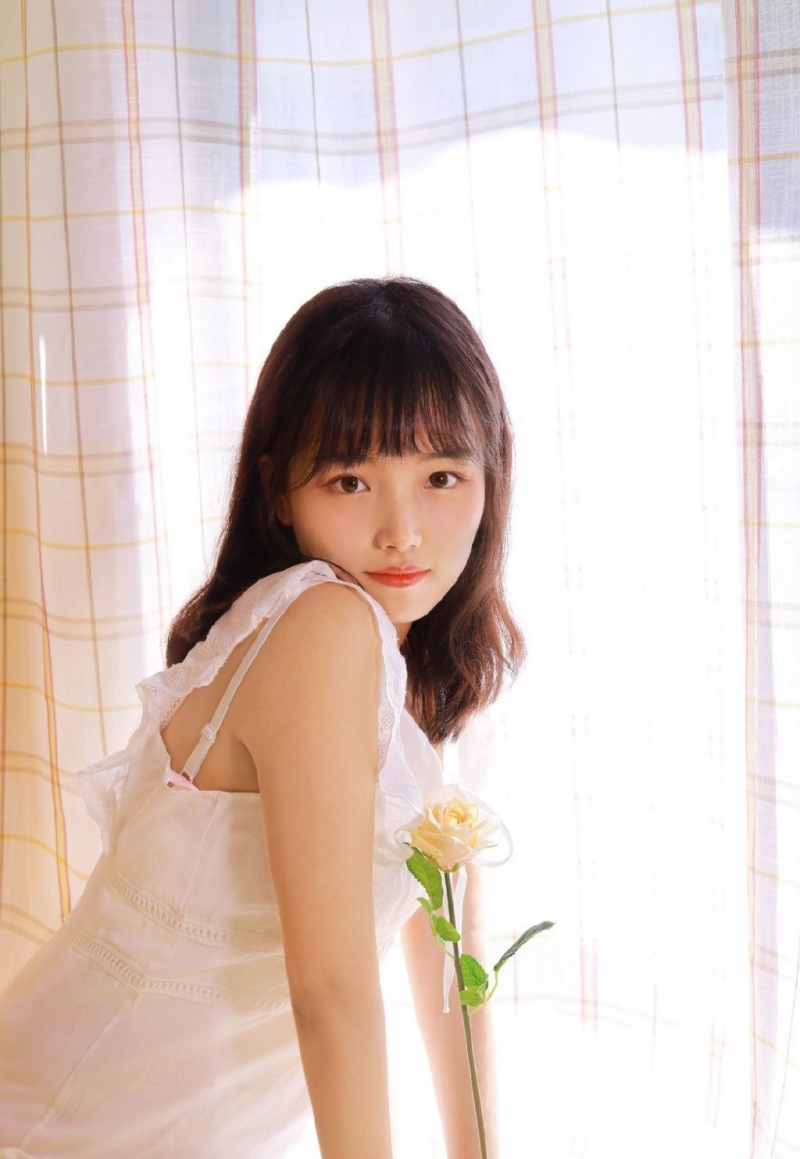 白裙美女齐肩短发清新脱俗写真