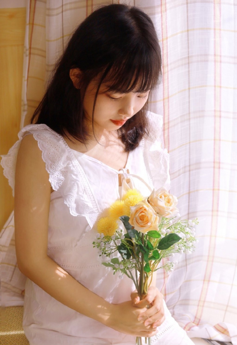 白裙美女齐肩短发清新脱俗写真