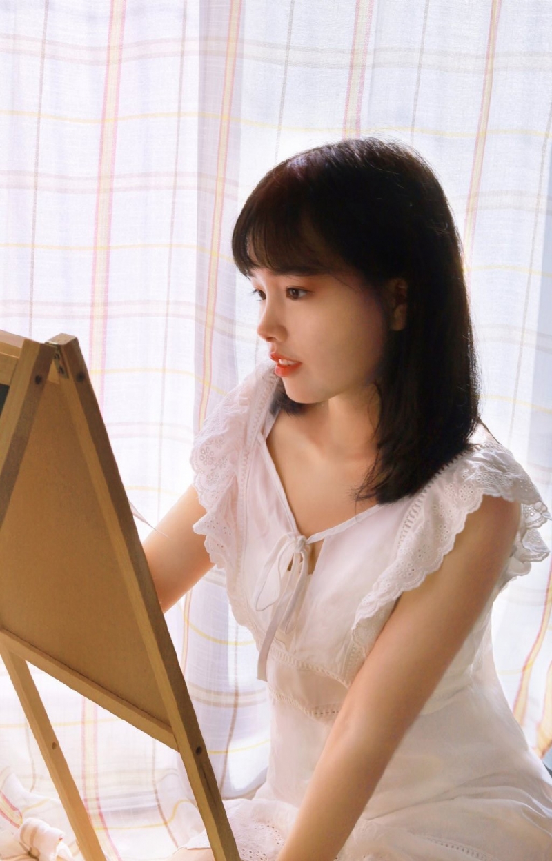 白裙美女齐肩短发清新脱俗写真